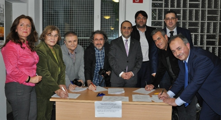 Almanya’da Türkçe’nin Seçmeli Ders Olabilmesi İçin İmza Kampanyası Düzenlendi