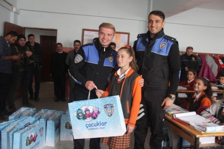 Beldedeki Öğrenciler İlk Defa Polisle Tanıştı