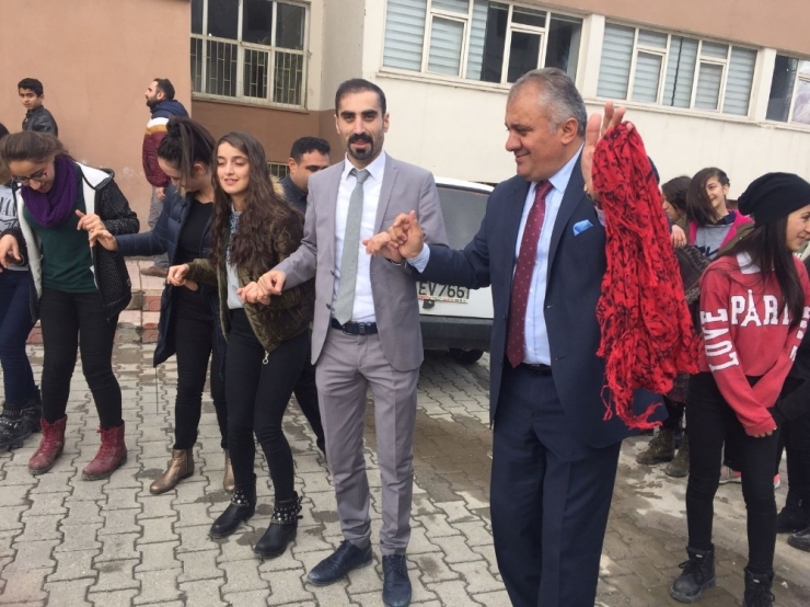Hakkari’de Öğretmenler Günü Etkinliği
