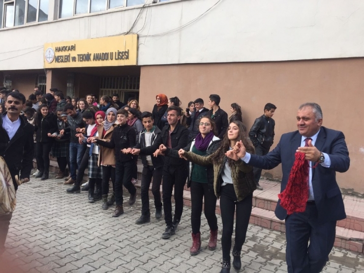 Hakkari’de Öğretmenler Günü Etkinliği