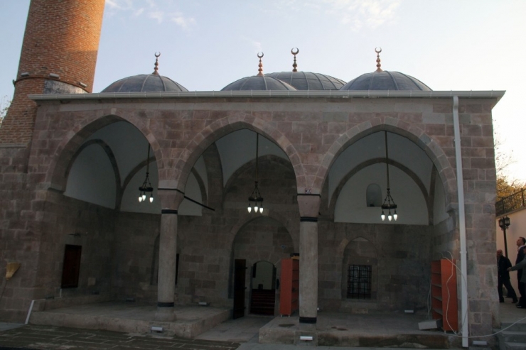 Doğu Karadeniz’de Selçuklu Mimarisi İle Yapılan En Eski Cami Olan Behramşah Camisi İbadete Açıldı