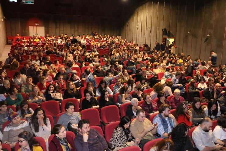 20 Yıl Sonra Yeniden Sahnelenen “Sanat” Oyununda Duygusal Anlar