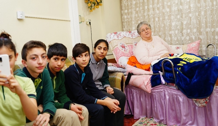 Yatağa Mahkum Emekli Öğretmene, Öğrencilerden Pastalı Kutlama