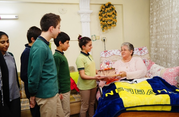 Yatağa Mahkum Emekli Öğretmene, Öğrencilerden Pastalı Kutlama