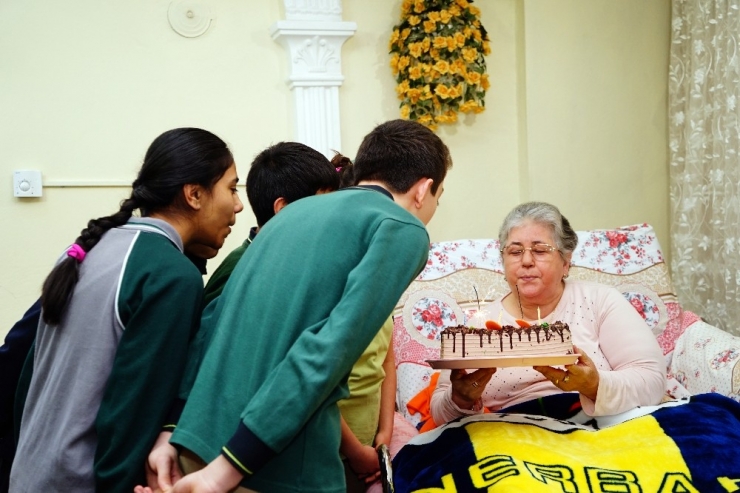 Yatağa Mahkum Emekli Öğretmene, Öğrencilerden Pastalı Kutlama