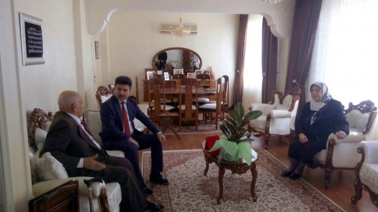 Rektör Karacoşkun Lise Öğretmenini Ziyaret Etti