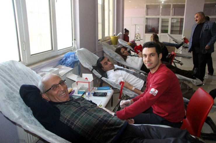 Öğretmenler Kan Bağışında Bulundu