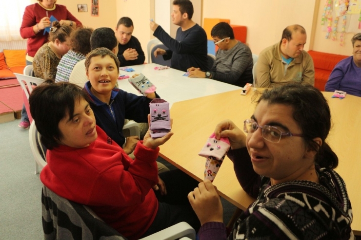 Kuşadası’nda Engelliler İçin Kukla Atölyesi Düzenlendi
