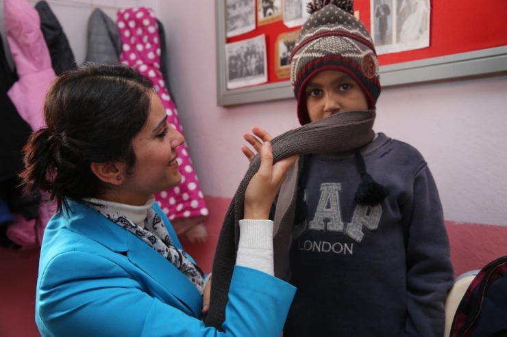 Çocuklar Üşümesin Ve Hasta Olmasın Diye Yollara Düştüler