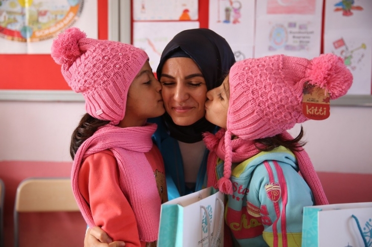 Çocuklar Üşümesin Ve Hasta Olmasın Diye Yollara Düştüler