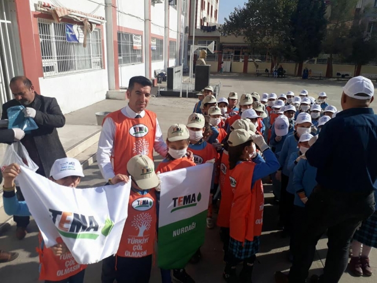Yavru Tema Gönülleri Okul Çevresinde Çöp Topladı