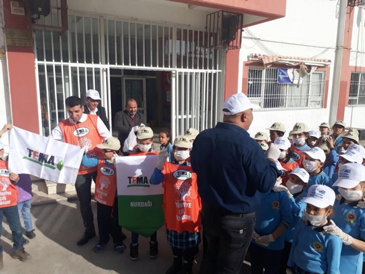 Yavru Tema Gönülleri Okul Çevresinde Çöp Topladı