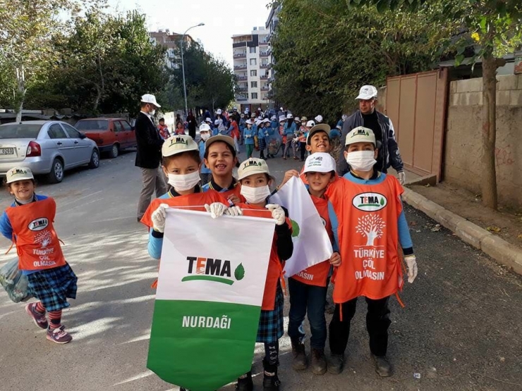 Yavru Tema Gönülleri Okul Çevresinde Çöp Topladı