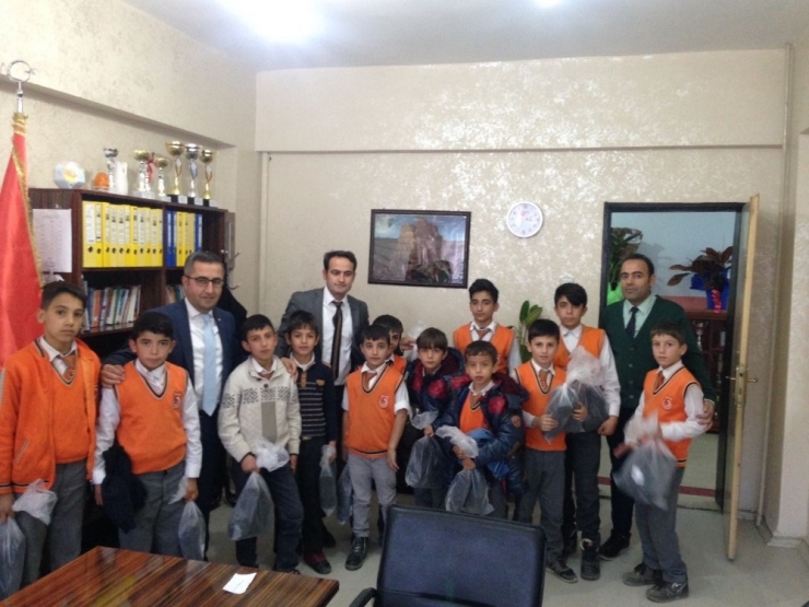 Hakkari’de 600 Öğrenciye Kışlık Ayakkabı Desteği
