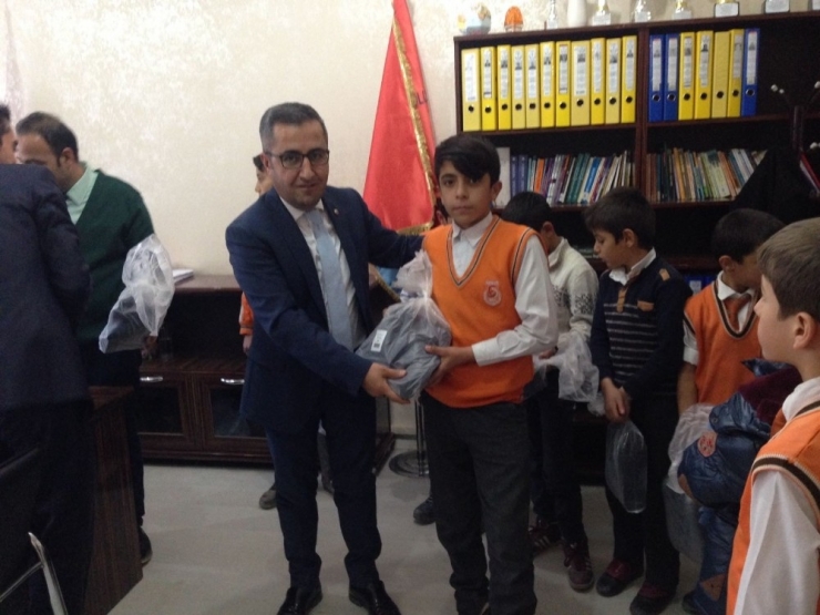 Hakkari’de 600 Öğrenciye Kışlık Ayakkabı Desteği