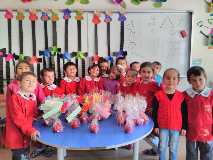 Öğretmenlere En Güzel Hediye Miniklerden