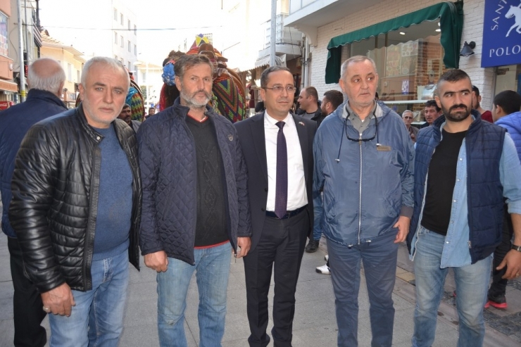 Ayvalık’ta Develer Görücüye Çıktı