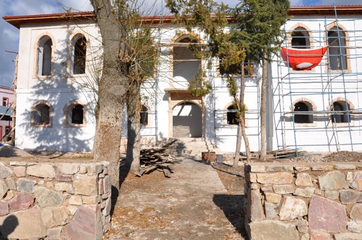 Tarihi Naşa Cumhuriyet İlkokulu Yeniden Eski İhtişamına Kavuşuyor