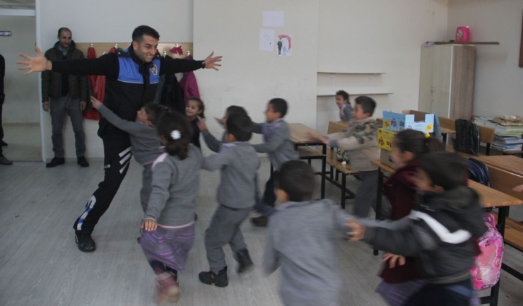 Beldedeki Öğrenciler İlk Defa Polisle Tanıştı