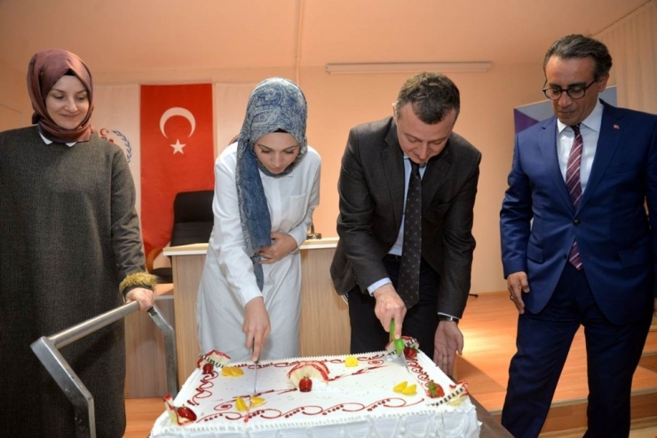 Vali Büyükakın’dan Kız Üniversite Öğrencilerine Tavsiyeler