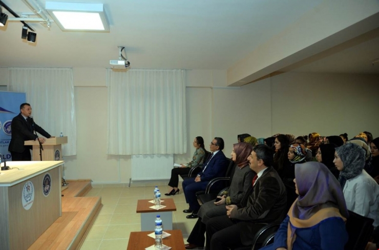 Vali Büyükakın’dan Kız Üniversite Öğrencilerine Tavsiyeler