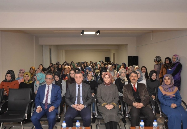 Vali Büyükakın’dan Kız Üniversite Öğrencilerine Tavsiyeler