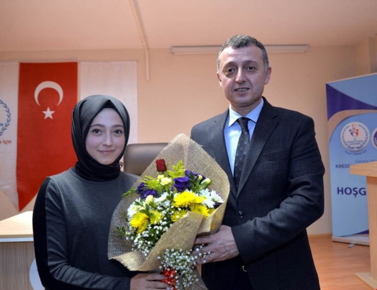 Vali Büyükakın’dan Kız Üniversite Öğrencilerine Tavsiyeler