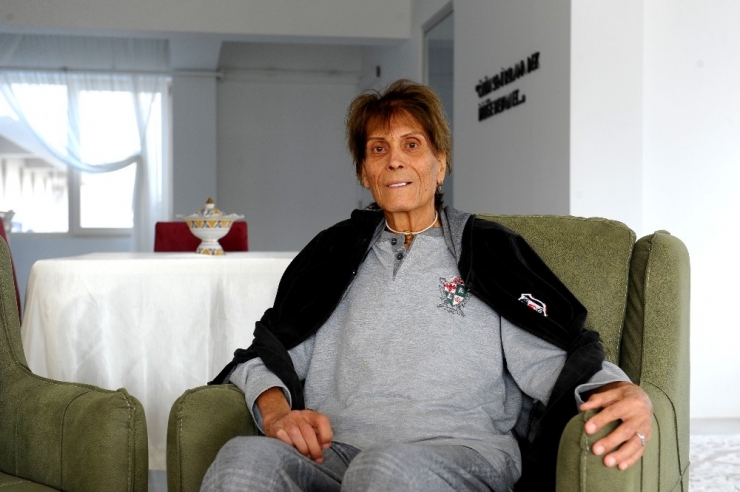 Barınma Evinde Kalan Süper Star