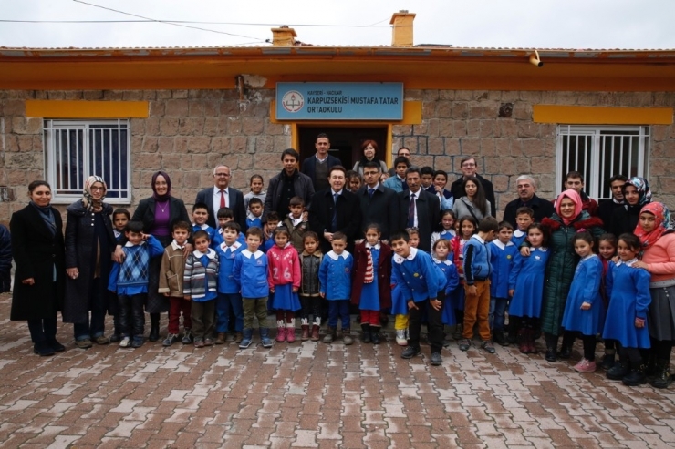 Agü’den Köy Okuluna Destek