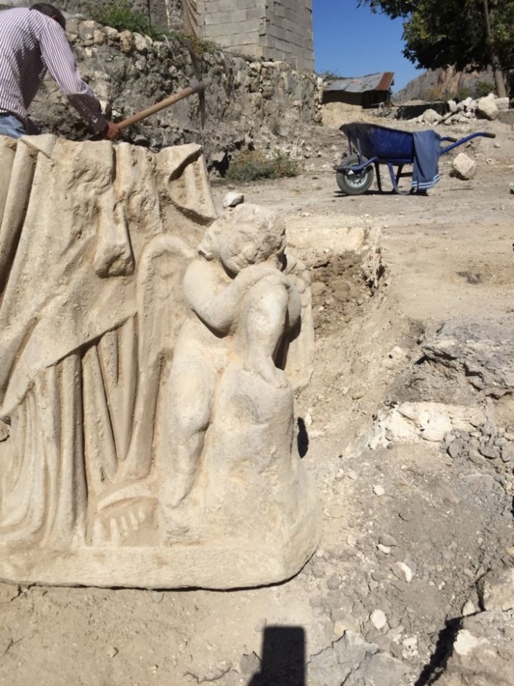 Tarihi Anavarza Antik Kenti’nde Eros Heykeli Bulundu