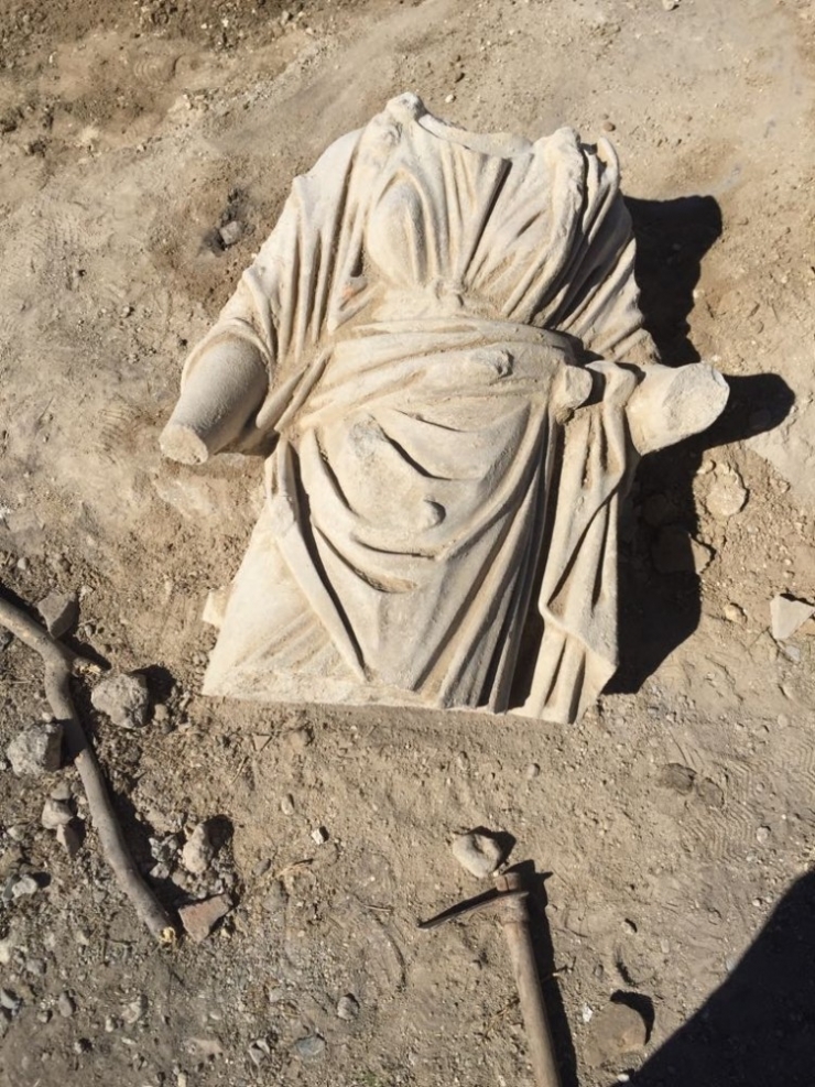 Tarihi Anavarza Antik Kenti’nde Eros Heykeli Bulundu