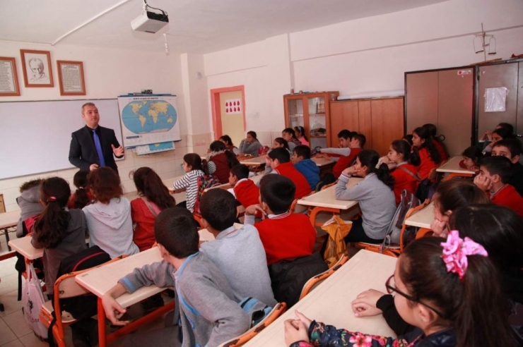 Ortaokullarda "Afet Bilinci Ve Deprem" Konulu Eğitimler Devam Ediyor