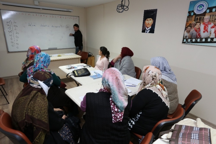 Okuma-yazma Atölyeleri Tüm Hızıyla Devam Ediyor