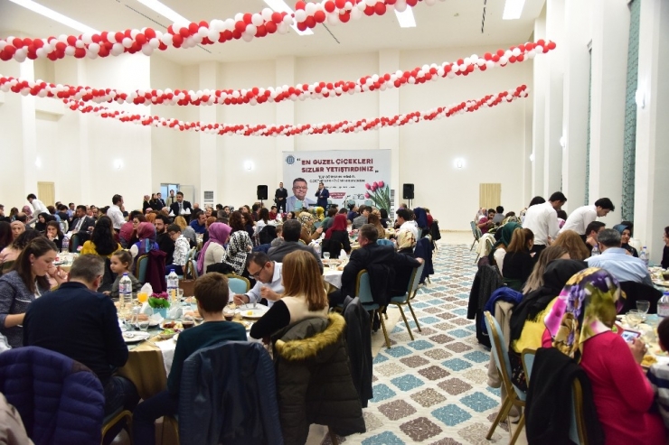 Öğretmenler Akşam Yemeğinde Bir Araya Geldi