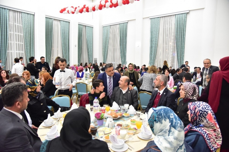 Öğretmenler Akşam Yemeğinde Bir Araya Geldi