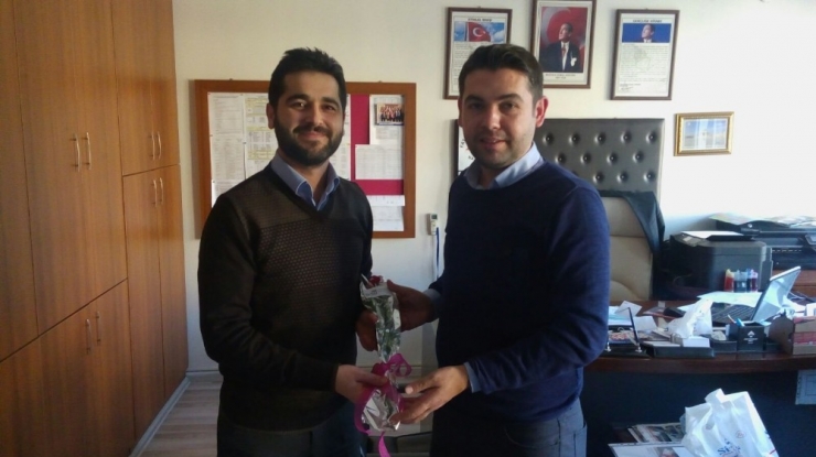 Öğretmenlerin Gününü Karanfille Kutladılar