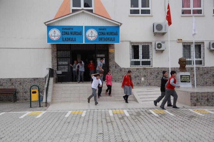 Ortaokullarda "Afet Bilinci Ve Deprem" Konulu Eğitimler Devam Ediyor