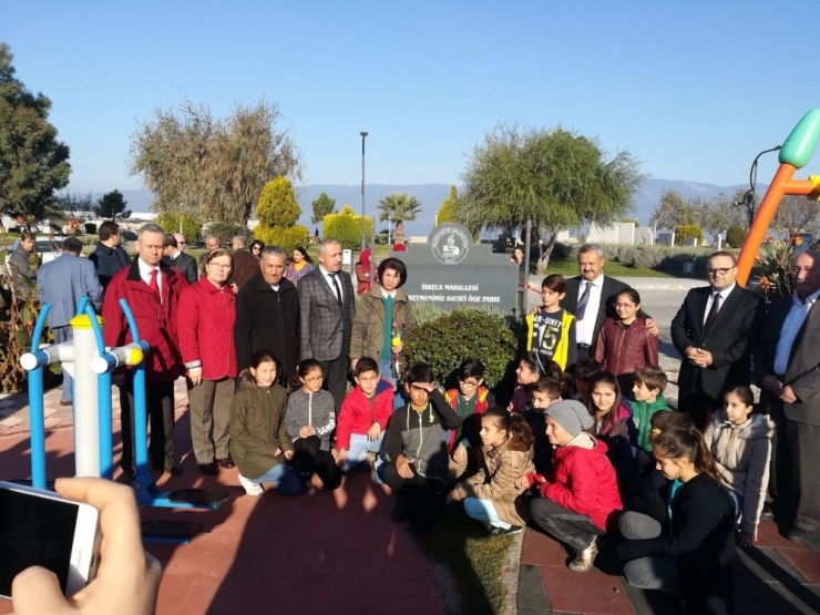 Burhaniye’de Yeni Parka Öğretmen Hayati Öge Adı Verildi