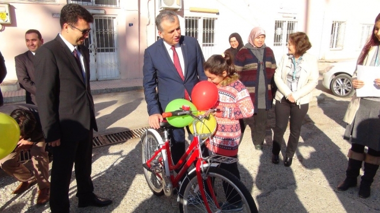 Silifke’de Çocuklara Bisiklet Dağıtıldı