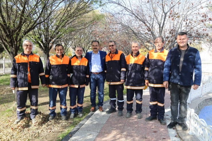 Temizlik İşçilerinden Kadınlara ’Kalpli’ Mesaj