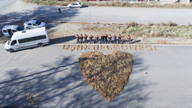 Temizlik İşçilerinden Kadınlara ’Kalpli’ Mesaj