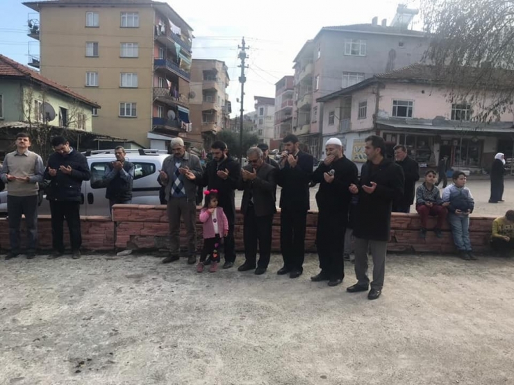 Vezirhan’dan Umreye Gidecek Kişiler Dualarla Mukaddes Topraklara Uğurlandı