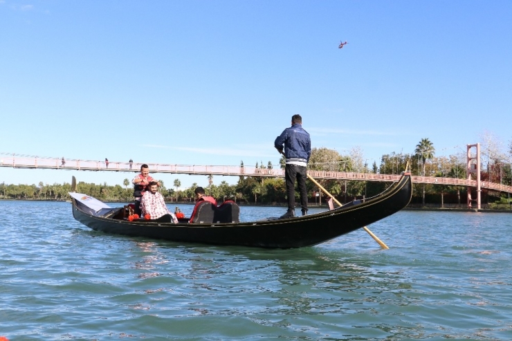 Nehrin Ortasında Gondolda Tıraş Keyfi