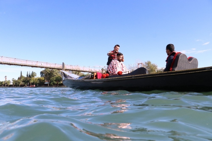 Nehrin Ortasında Gondolda Tıraş Keyfi
