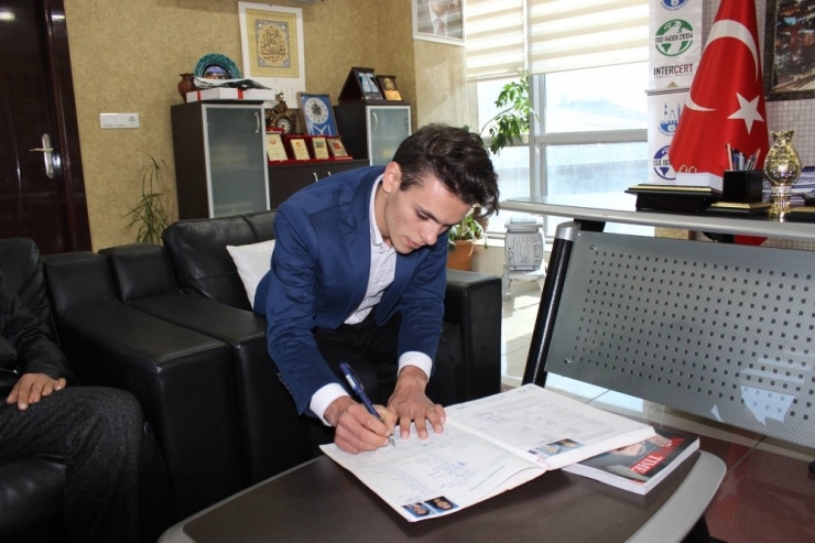 Başkan Duymuş, Genç Çiftin Mutluluklarına Ortak Oldu