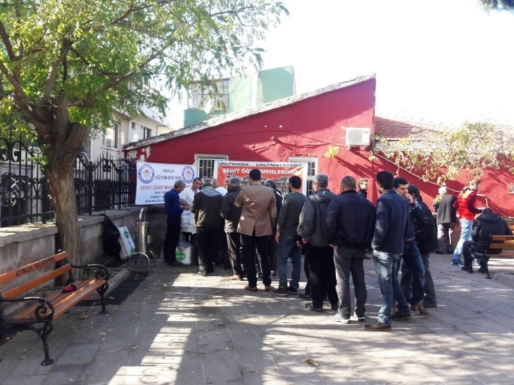 Ayvalık’ta Eğitim Bir-sen Temsilciliği Şehit Öğretmenleri Unutmadı