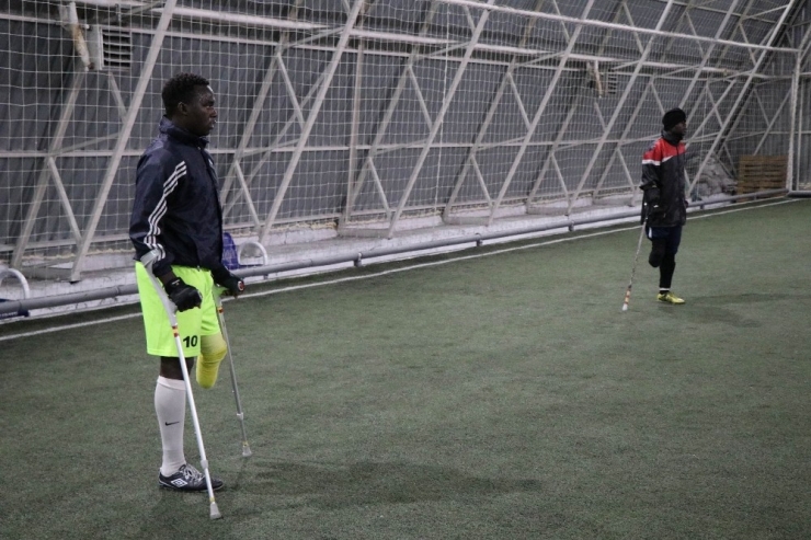 Kenyalı Kenan Ampute Futbol Ligi’nde Ter Döküyor