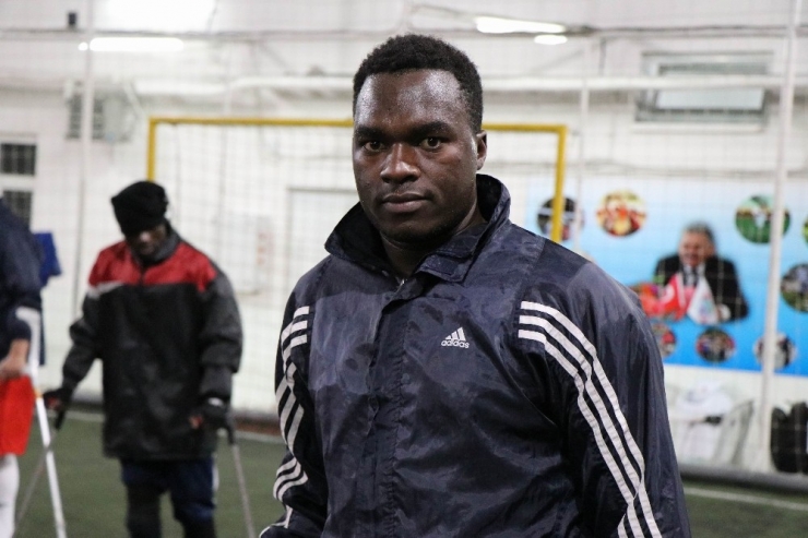 Kenyalı Kenan Ampute Futbol Ligi’nde Ter Döküyor