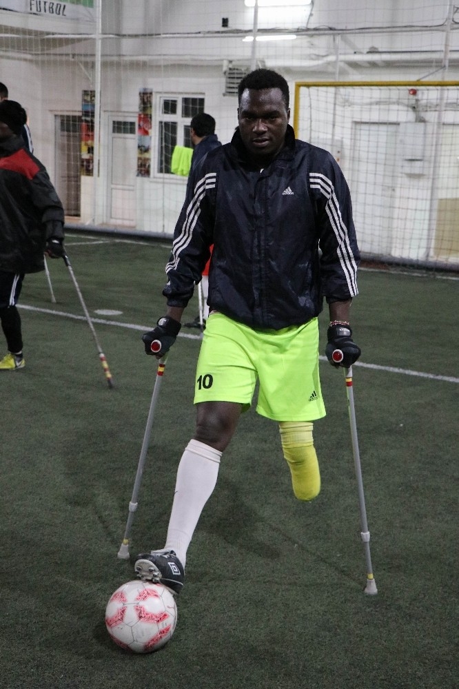 Kenyalı Kenan Ampute Futbol Ligi’nde Ter Döküyor
