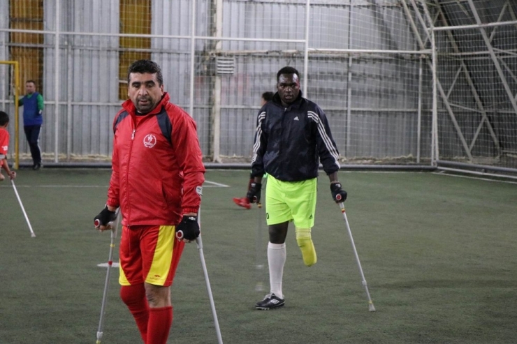 Kenyalı Kenan Ampute Futbol Ligi’nde Ter Döküyor